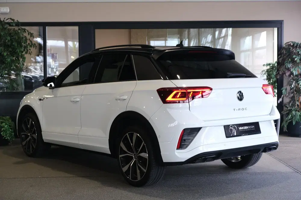 Volkswagen T-Roc 1.5 TSI 2x R-Line DSG Facelift Black Virtu uit 2022, foto 2
