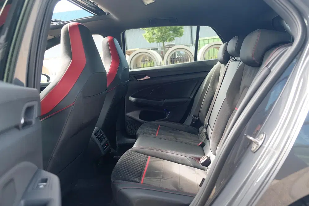 Volkswagen Golf 8 GTI Clubsport 2.0 TSI 300pk Panoramadak uit 2022, foto 11