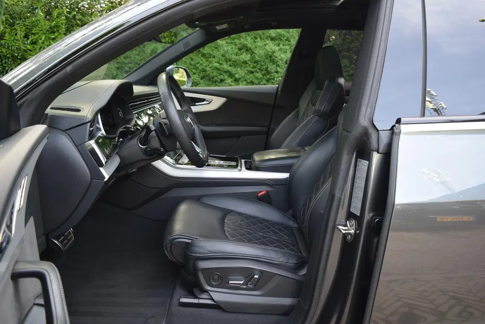 Audi Q8 55 TFSI e quattro S-line uit 2021, foto 11
