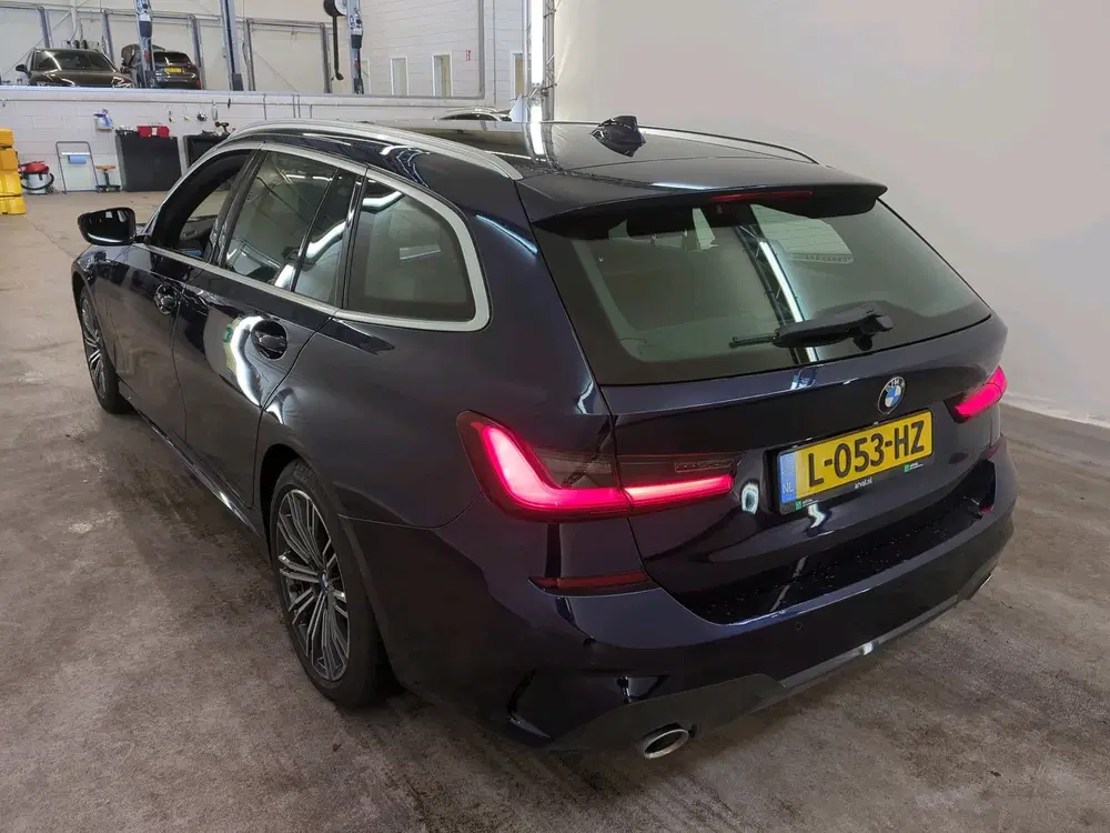 BMW 3-serie 330e High Executive Model M Sport uit 2021, foto 2