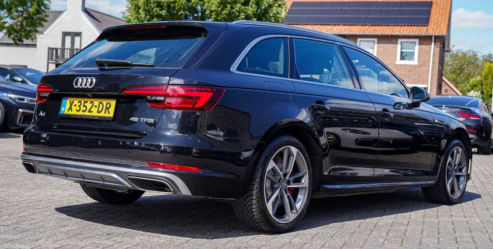 Audi A4 45 TFSI Sport S line black edition uit 2019, foto 2