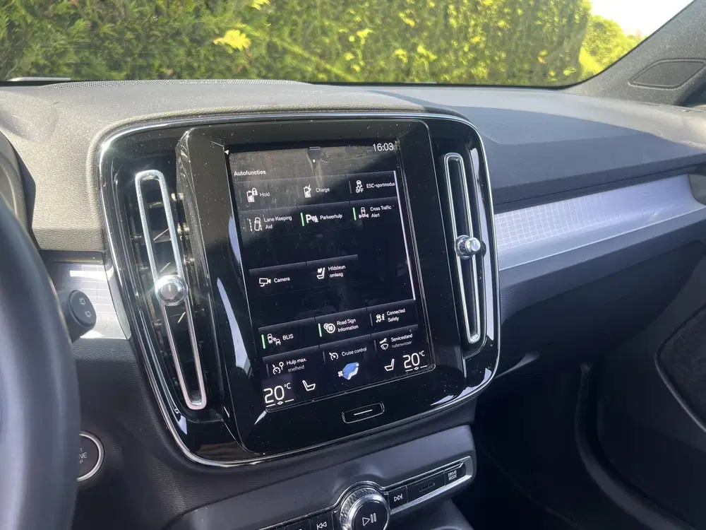 Volvo XC40 T5 Hybrid Plus Dark uit 2023, foto 15