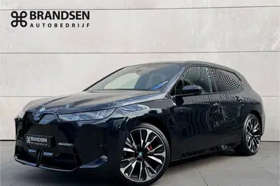 BMW iX xDrive45 101 kWh Full -B&W-4 Wiel St-Lucht uit 2025