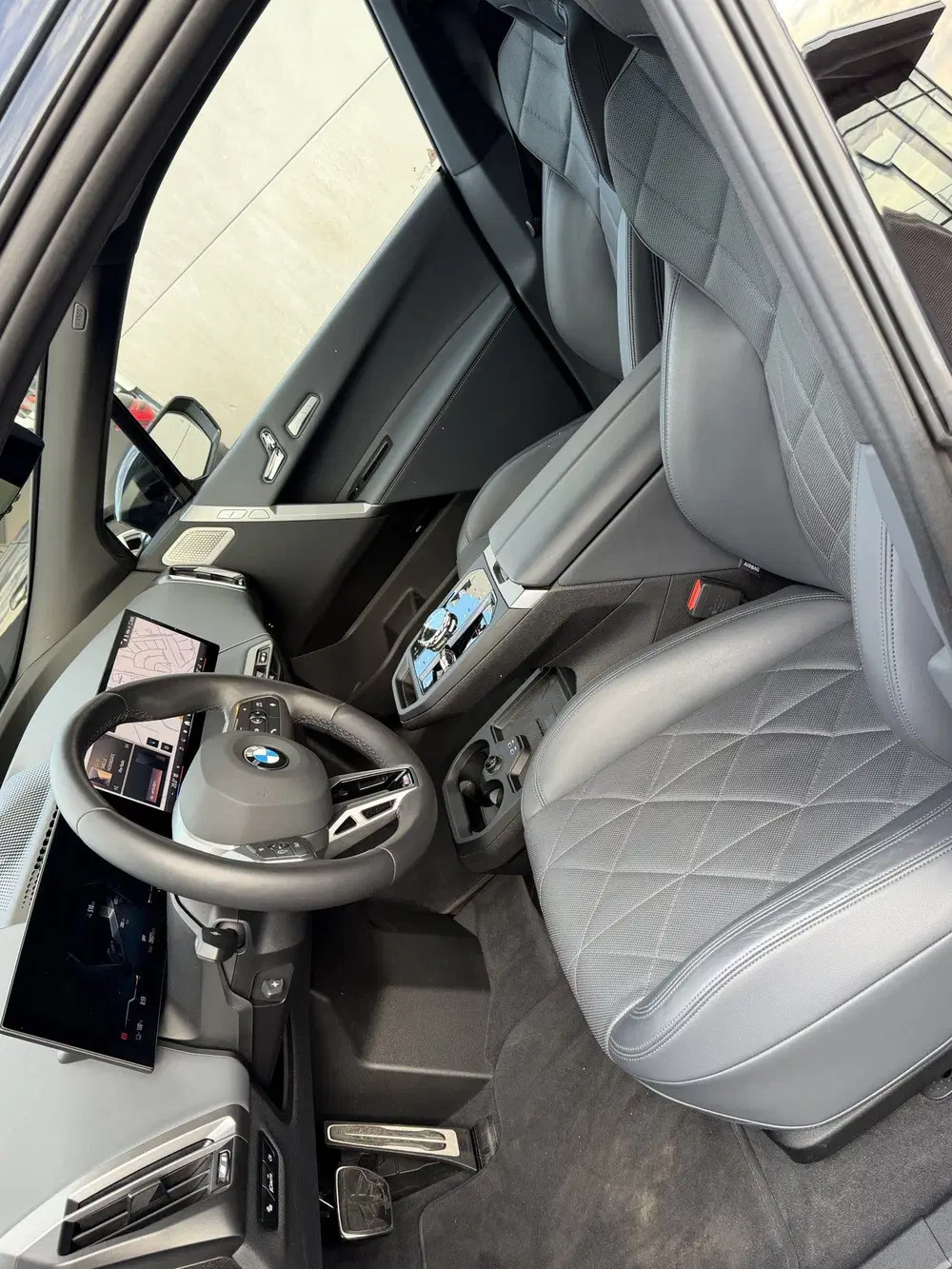 BMW iX xDrive45 101 kWh Full -B&W-4 Wiel St-Lucht uit 2025, foto 3