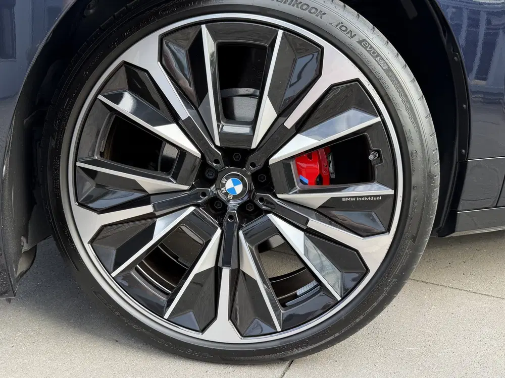BMW iX xDrive45 101 kWh Full -B&W-4 Wiel St-Lucht uit 2025, foto 4