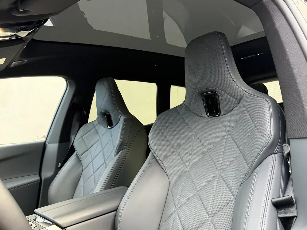 BMW iX xDrive45 101 kWh Full -B&W-4 Wiel St-Lucht uit 2025, foto 5