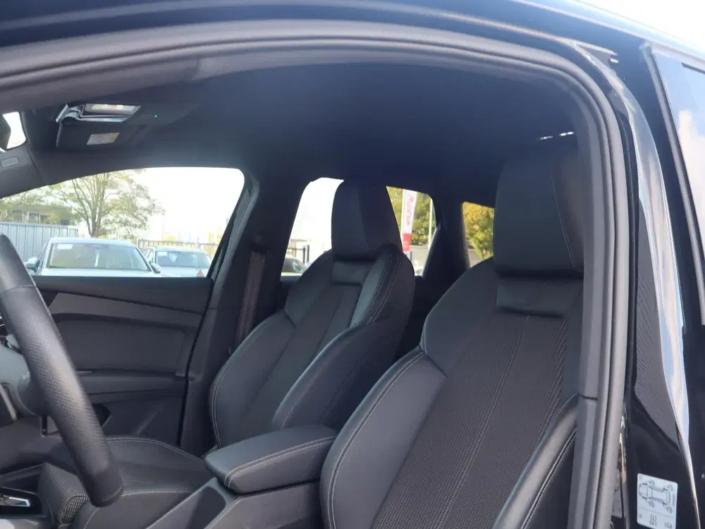 Audi Q4 e-tron 35 170pk S edition 55 kWh uit 2022, foto 4