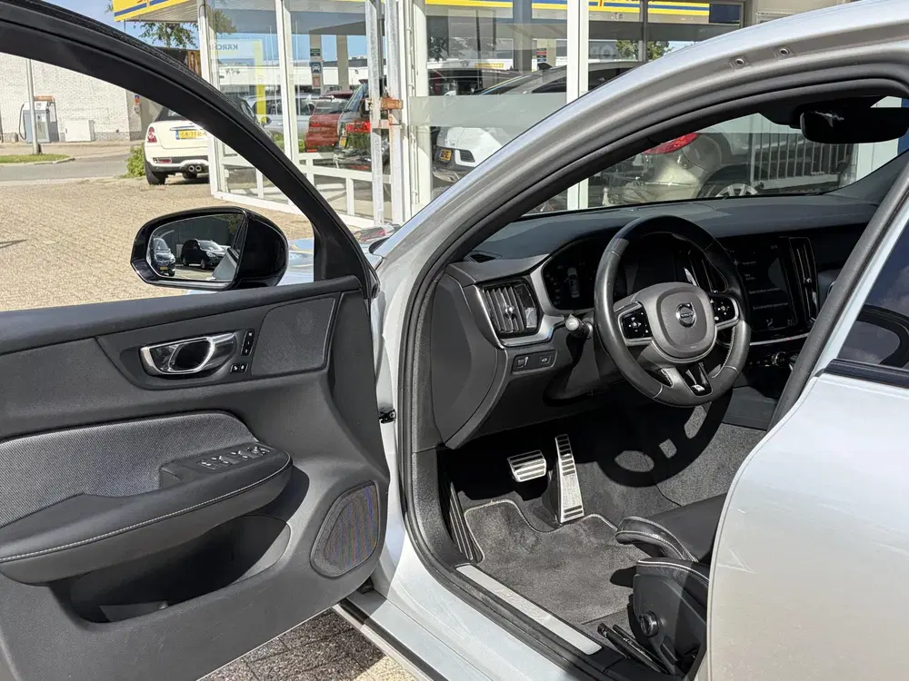 Volvo S60 2.0 T4 R-Design uit 2020, foto 10