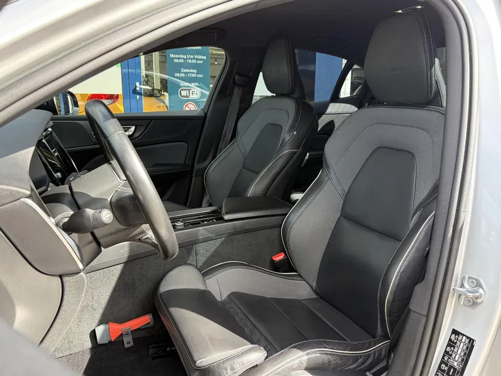 Volvo S60 2.0 T4 R-Design uit 2020, foto 12