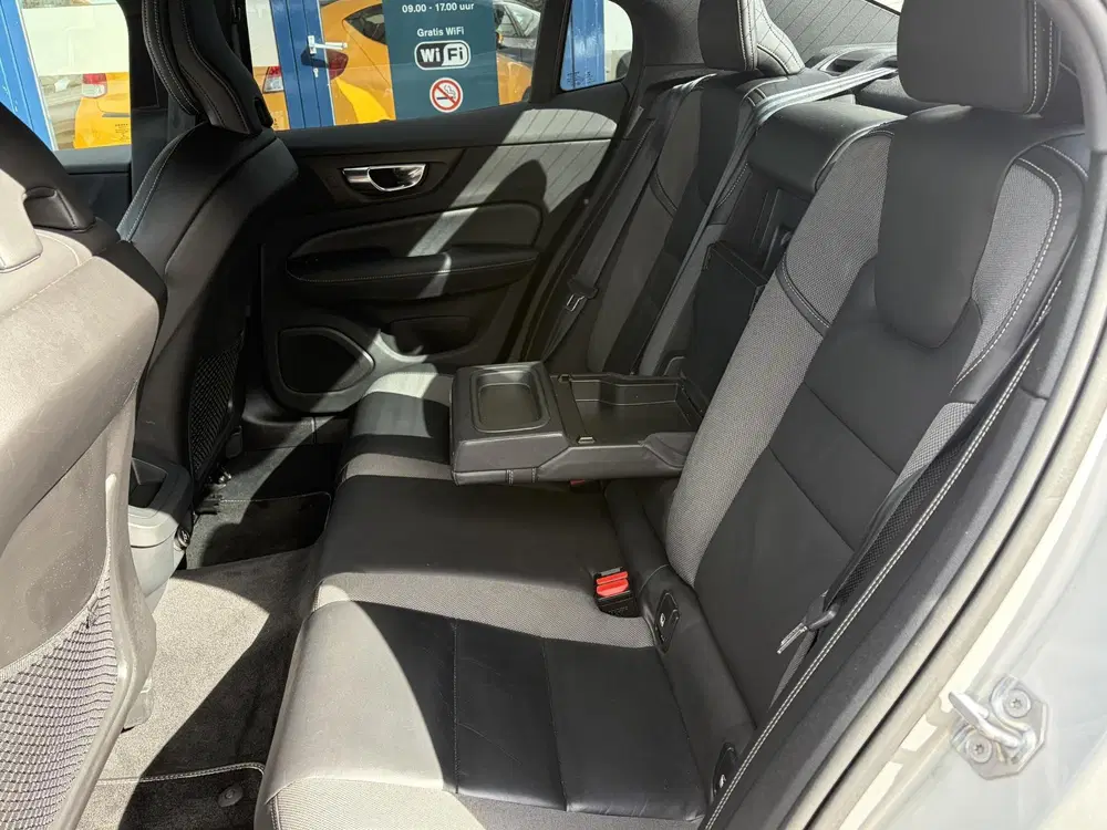 Volvo S60 2.0 T4 R-Design uit 2020, foto 13