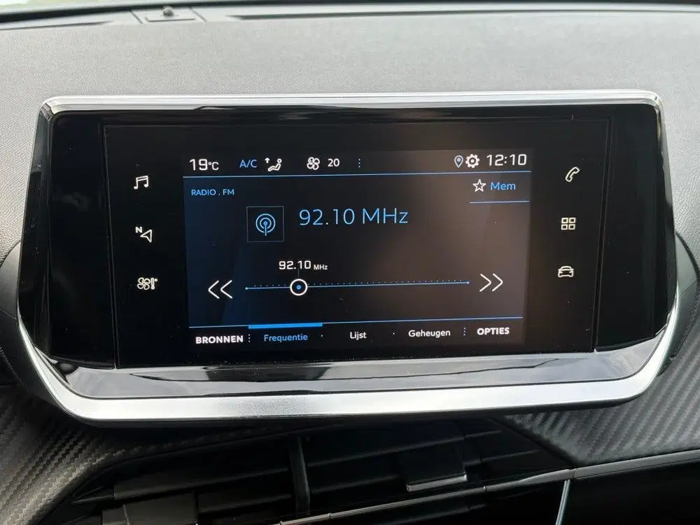 Peugeot 2008 1.2 PURETECH 130PK ALLURE LED PANO-DAK NAV uit 2020, foto 9