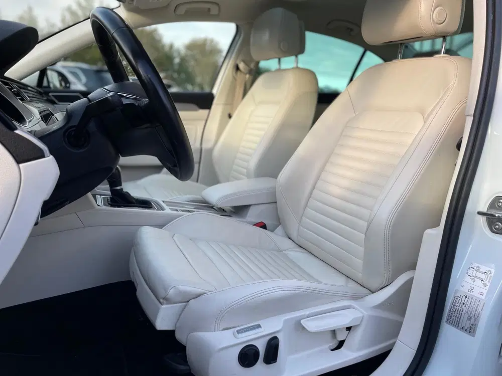 Volkswagen Passat 1.6 TDI Highline Business R uit 2019, foto 14