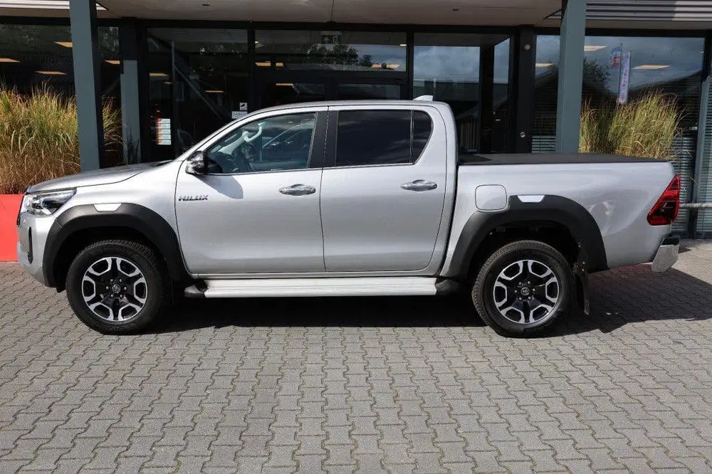 Toyota Hilux 2.8 D-4D DUBBEL CABIN EXECUTIVE A uit 2023, foto 2
