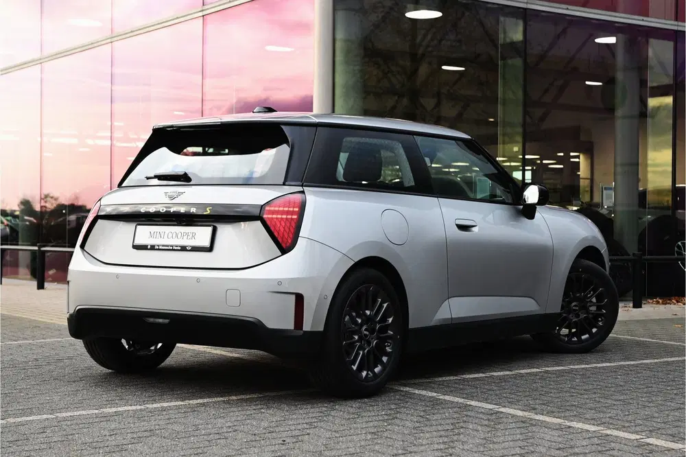 Mini Hatchback Cooper SE uit 2026, foto 2