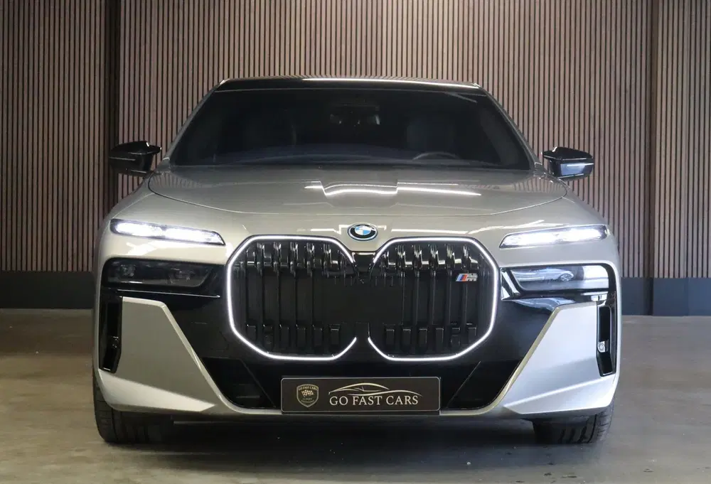 BMW 7-serie M760e xDrive uit 2023, foto 2