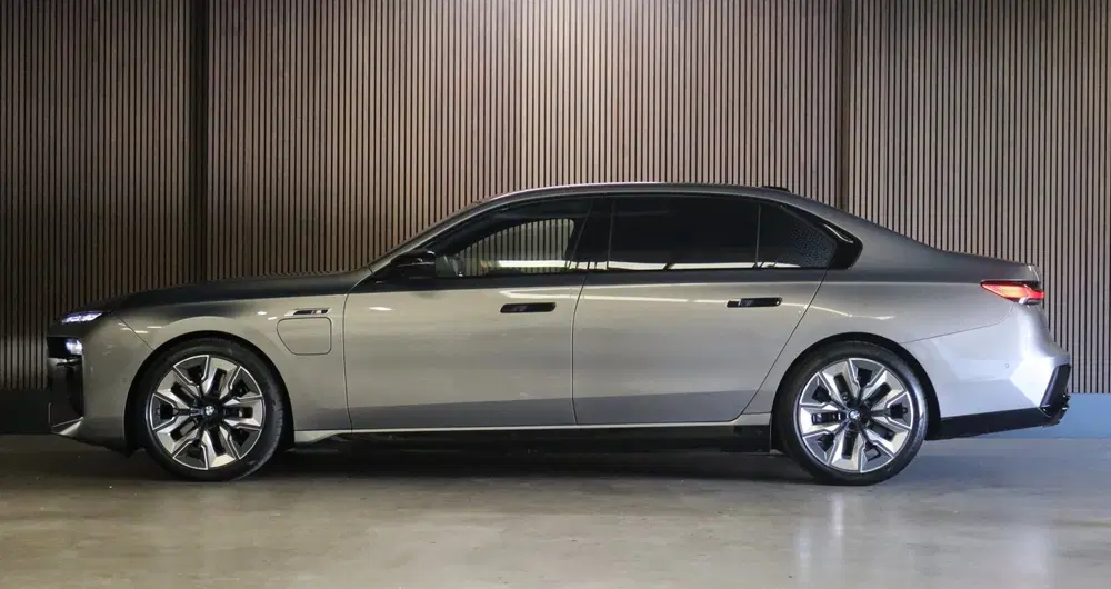 BMW 7-serie M760e xDrive uit 2023, foto 4