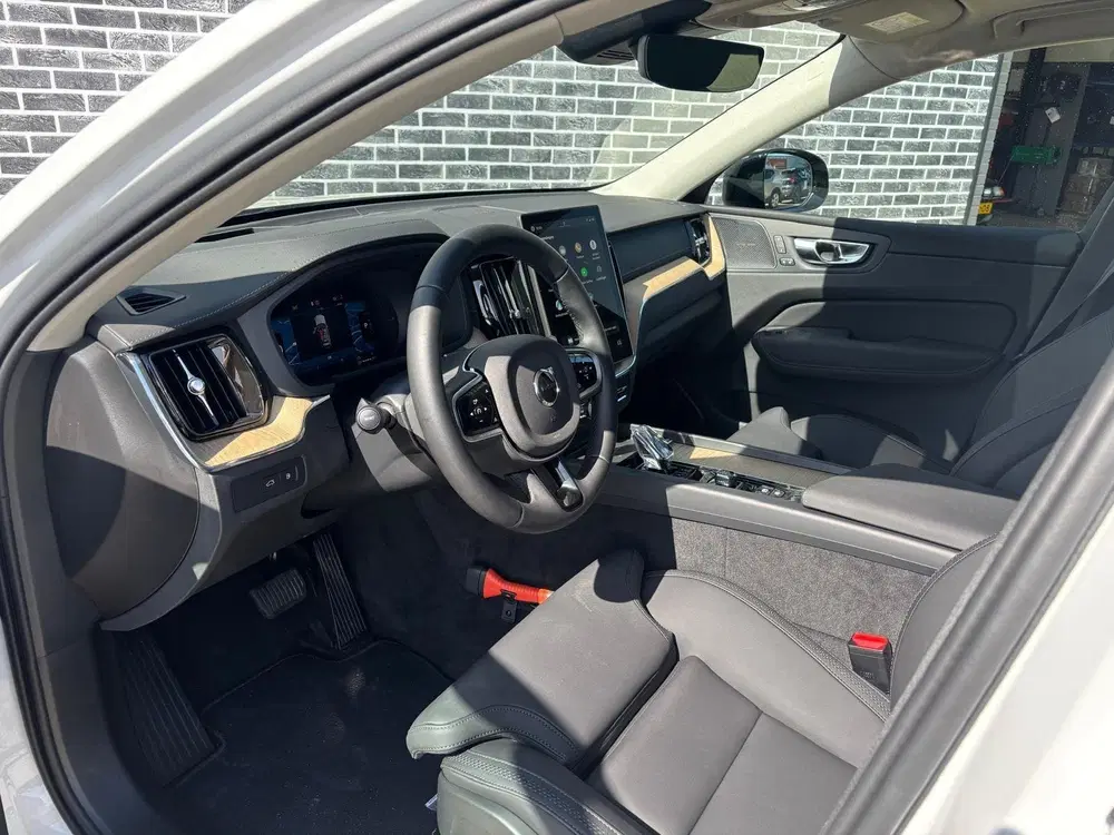 Volvo XC60 2.0 T6 Plug-in Hybrid AWD Ultra Dark uit 2026, foto 2