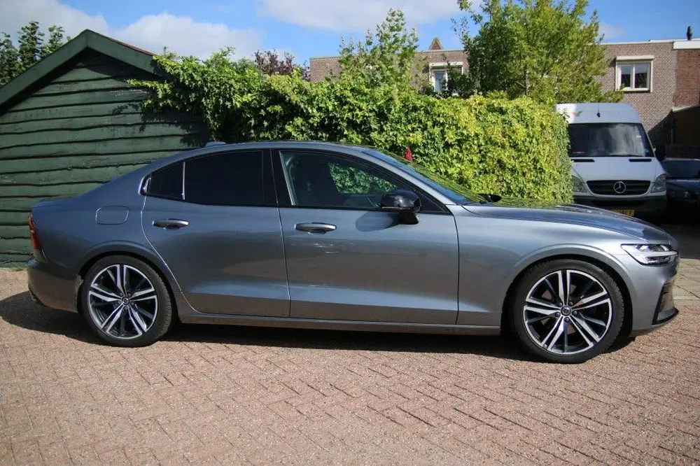 Volvo S60 2.0 T4 R-Design Polestar engineered (bj 20 uit 2019, foto 2
