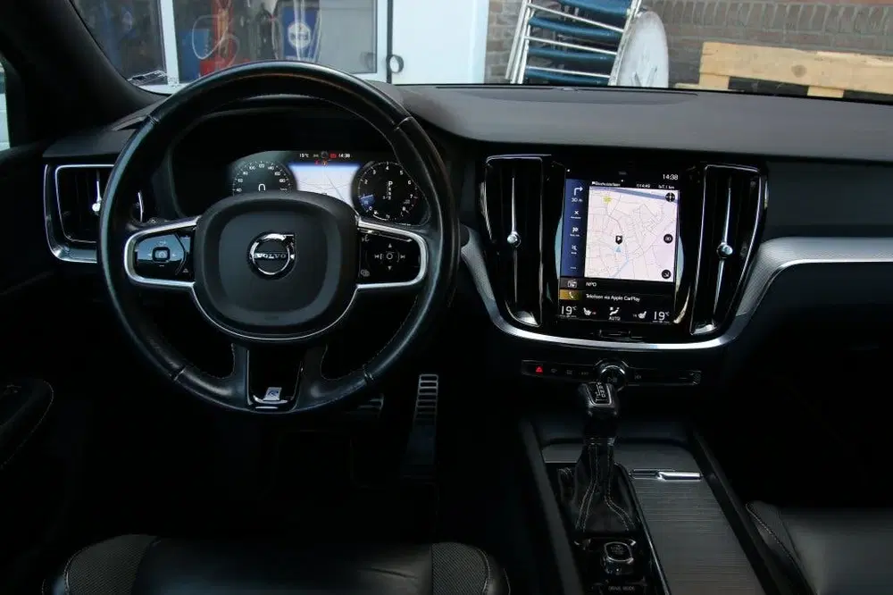 Volvo S60 2.0 T4 R-Design Polestar engineered (bj 20 uit 2019, foto 4