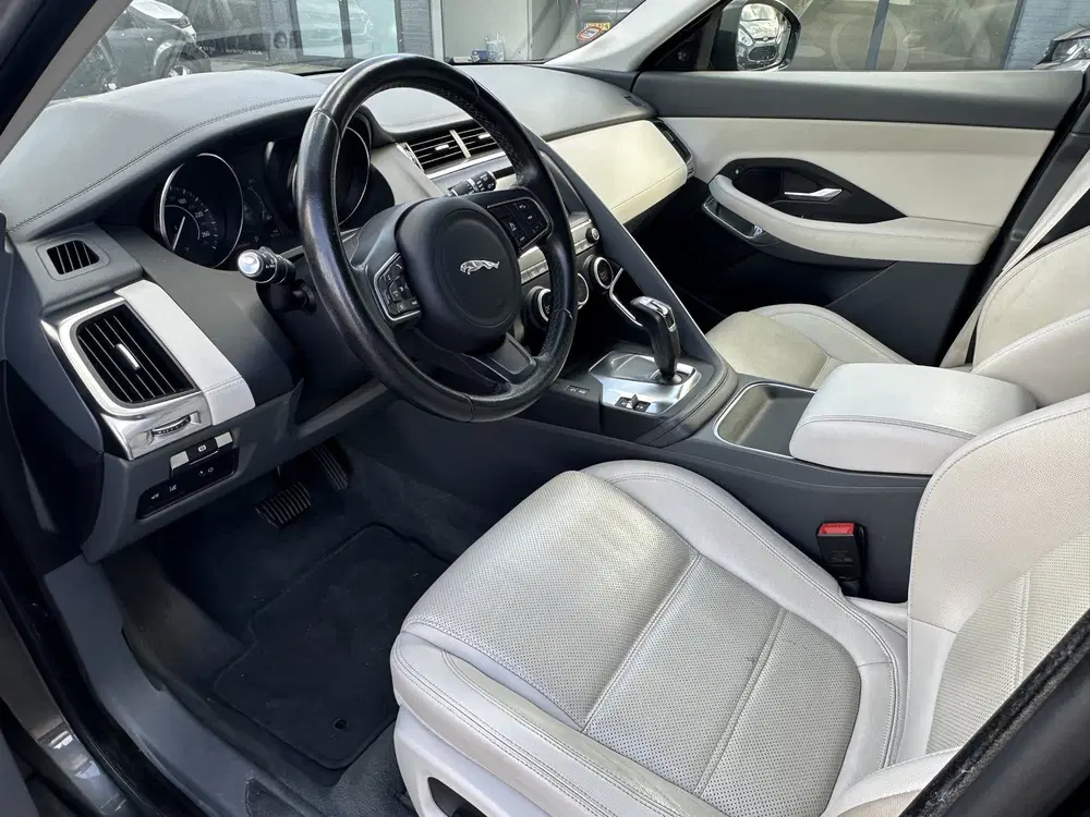 Jaguar E-Pace 2.0 P200 AWD R-Dynamic S CLIMA uit 2019, foto 3