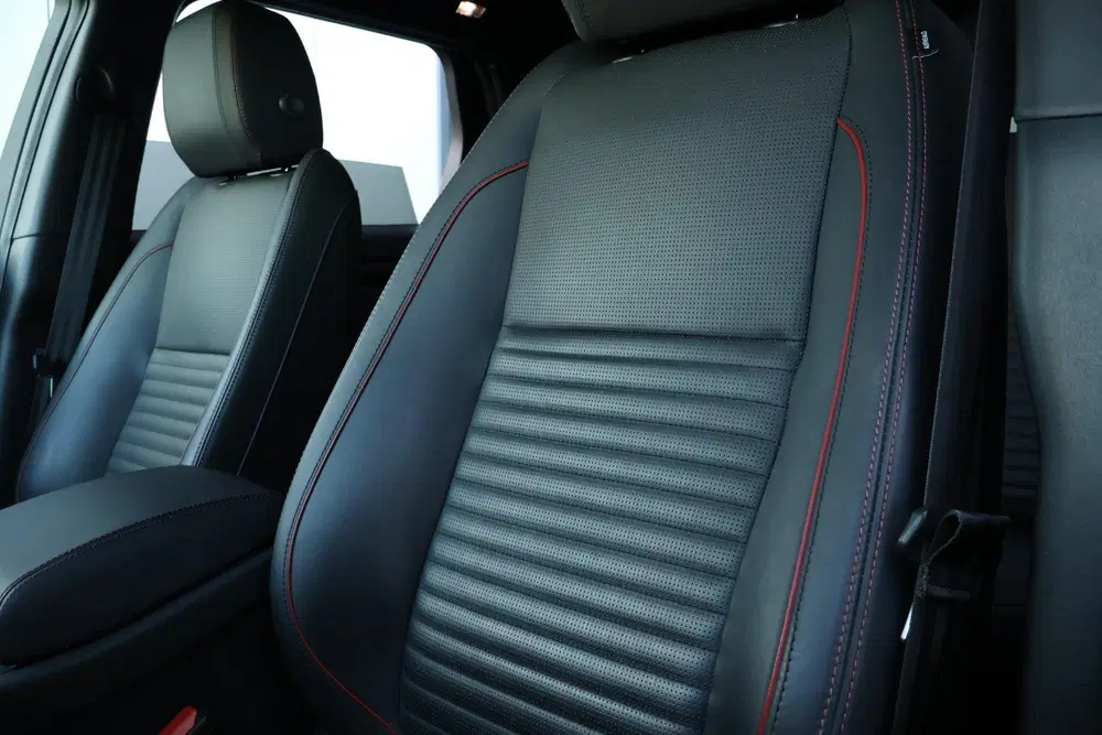 Land Rover Discovery Sport P300e 1.5 R-Dynamic HSE uit 2023, foto 13