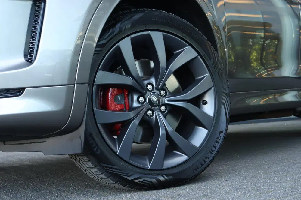 Land Rover Discovery Sport P300e 1.5 R-Dynamic HSE uit 2023, foto 4
