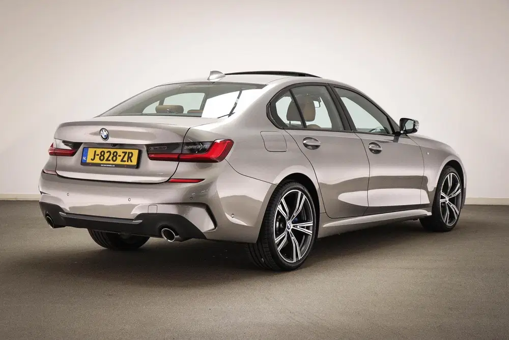 BMW 3-serie 330e xDrive eDrive M-Sport Edition uit 2020, foto 2