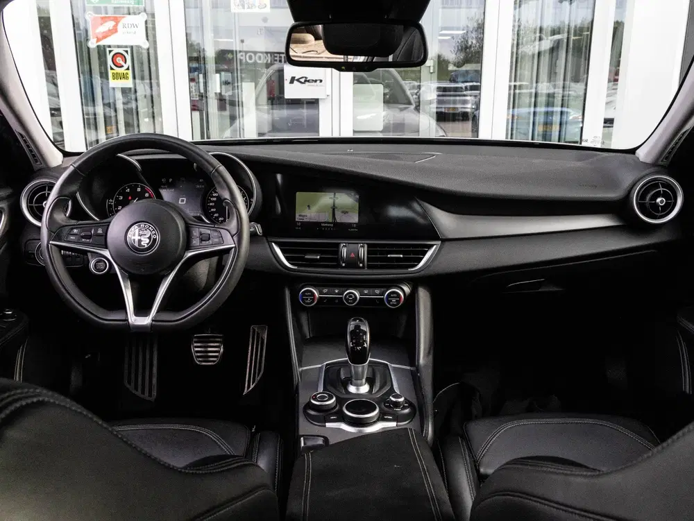 Alfa Romeo Giulia 2.0 T AWD Veloce 280 pk uit 2020, foto 2