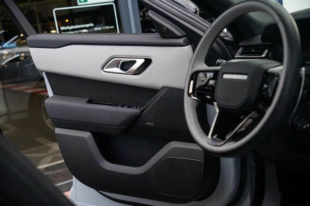 Land Rover Range Rover Velar P400e Hybride AWD R-Dynamic HSE uit 2023, foto 8