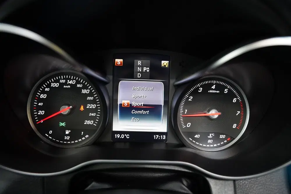 Mercedes-Benz GLC 250 4MATIC AMG NIGHT PANO SFEER uit 2019, foto 13