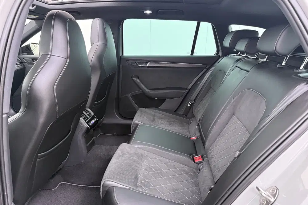 Skoda Superb 218 PK PHEV Aut. Sportline Pano-Dak Adapt uit 2023, foto 14
