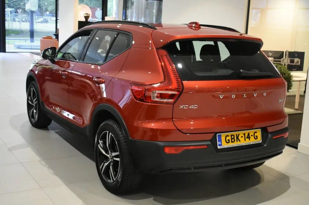 Volvo XC40 B4 197pk Plus Dark uit 2024, foto 2