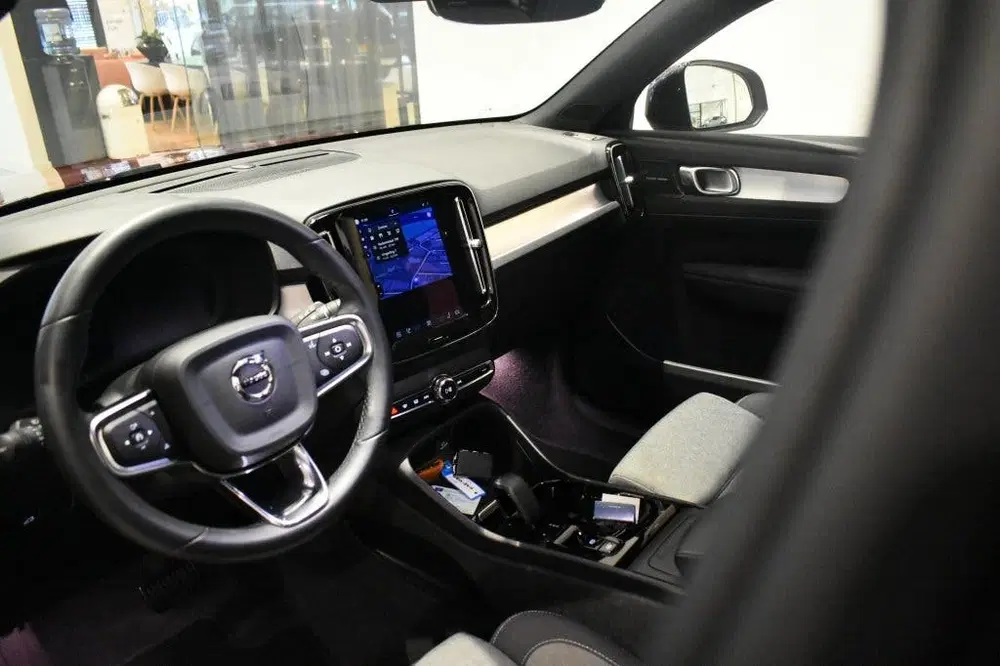 Volvo XC40 B4 197pk Plus Dark uit 2024, foto 3