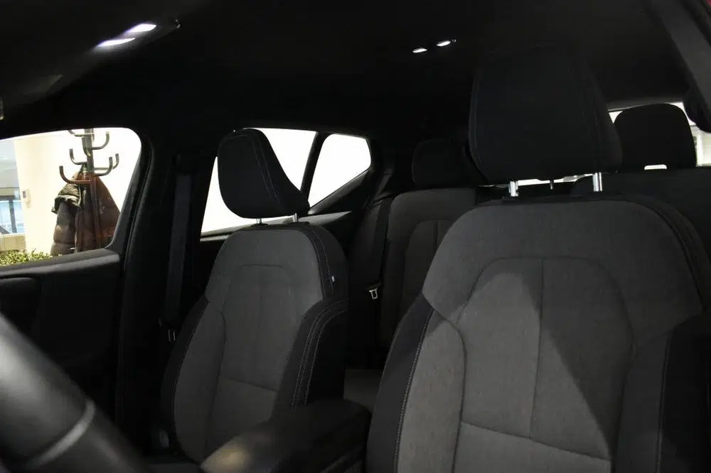 Volvo XC40 B4 197pk Plus Dark uit 2024, foto 4