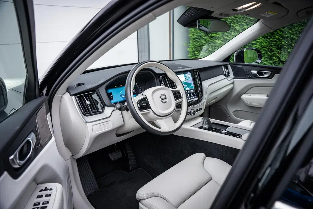 Volvo XC60 2.0 T6 Plug-In Hybrid AWD Plus Bright Pano uit 2024, foto 3