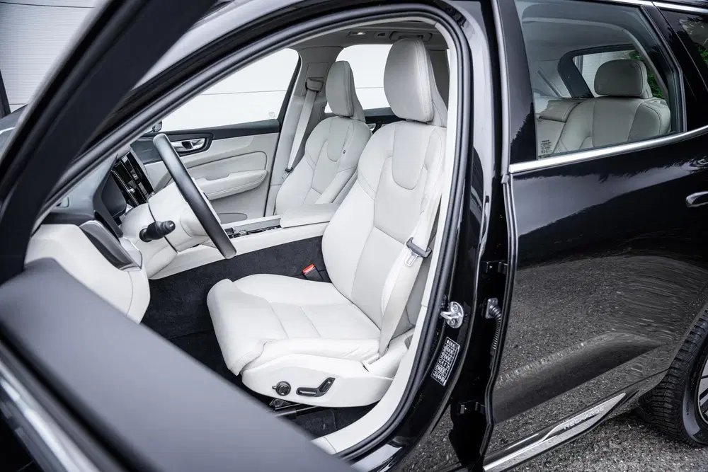 Volvo XC60 2.0 T6 Plug-In Hybrid AWD Plus Bright Pano uit 2024, foto 4