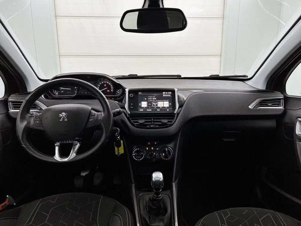 Peugeot 2008 1.2 130pk Blue Lion uit 2019, foto 11