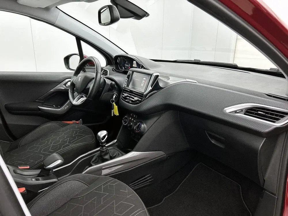 Peugeot 2008 1.2 130pk Blue Lion uit 2019, foto 12