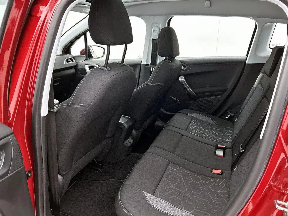 Peugeot 2008 1.2 130pk Blue Lion uit 2019, foto 13