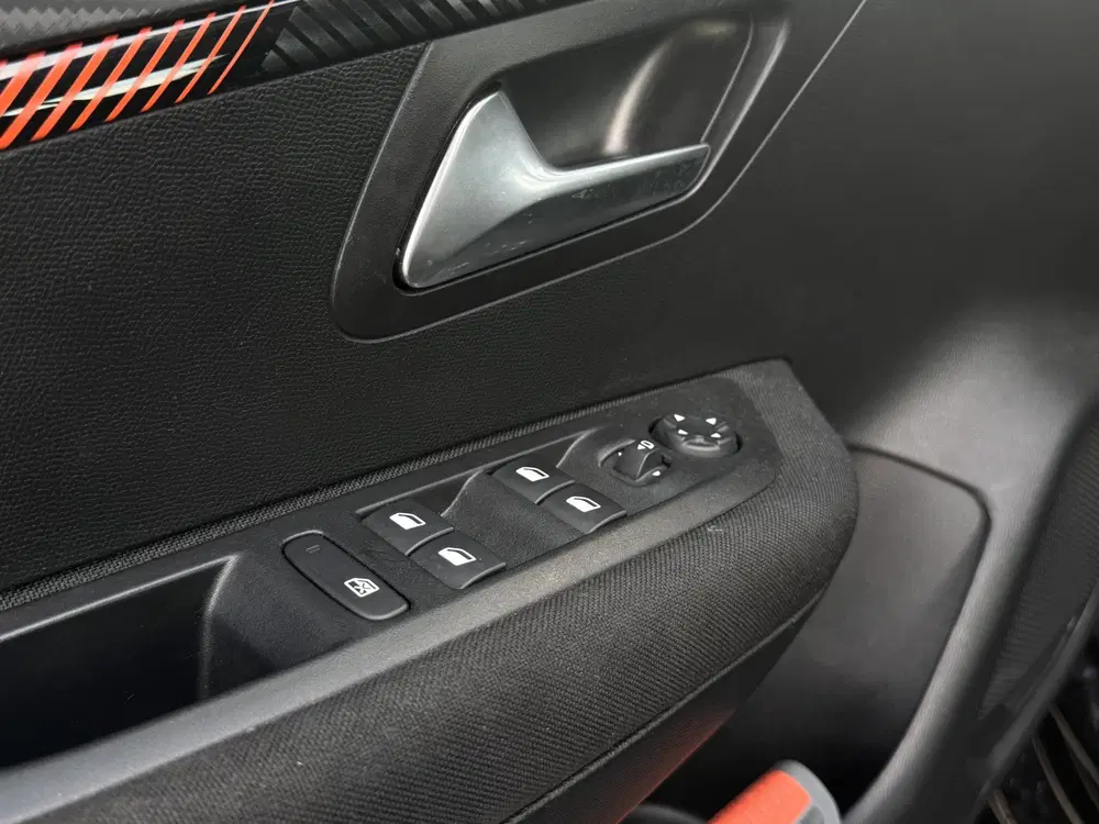Peugeot 208 1.2 PureTech Active Pack uit 2023, foto 11