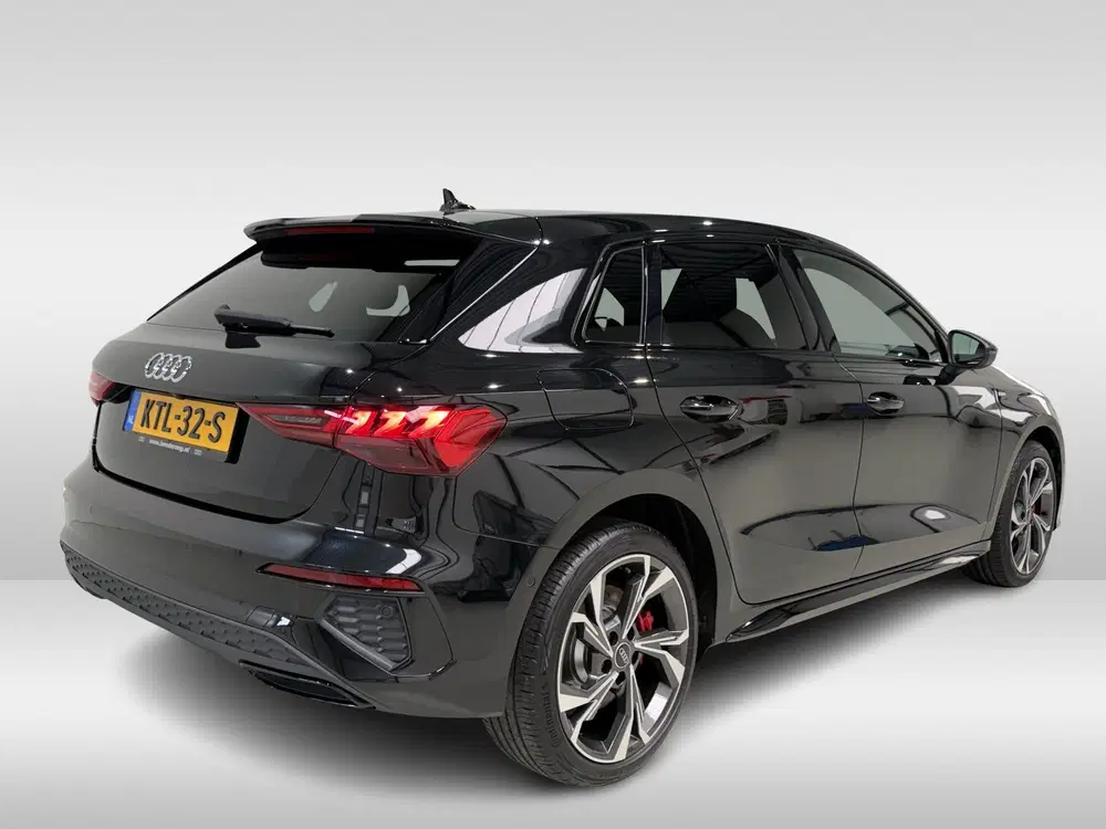 Audi A3 45 TFSI e 245pk S edition Competition uit 2021, foto 2