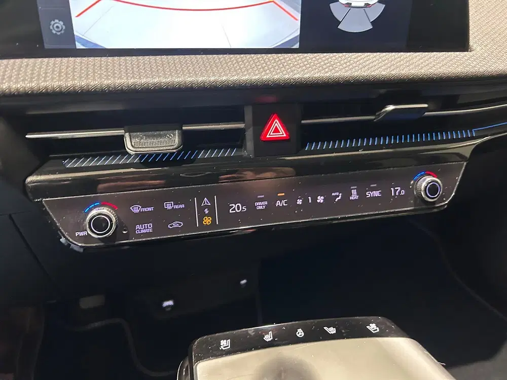 Kia EV6 77 uit 2023, foto 11