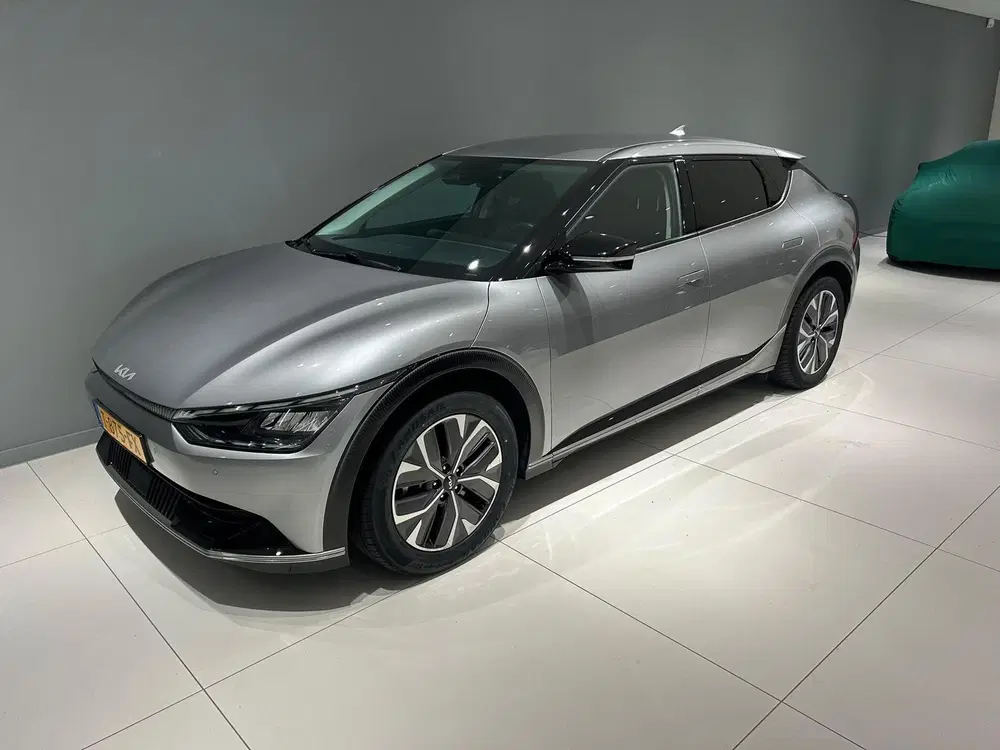 Kia EV6 77 uit 2023, foto 2