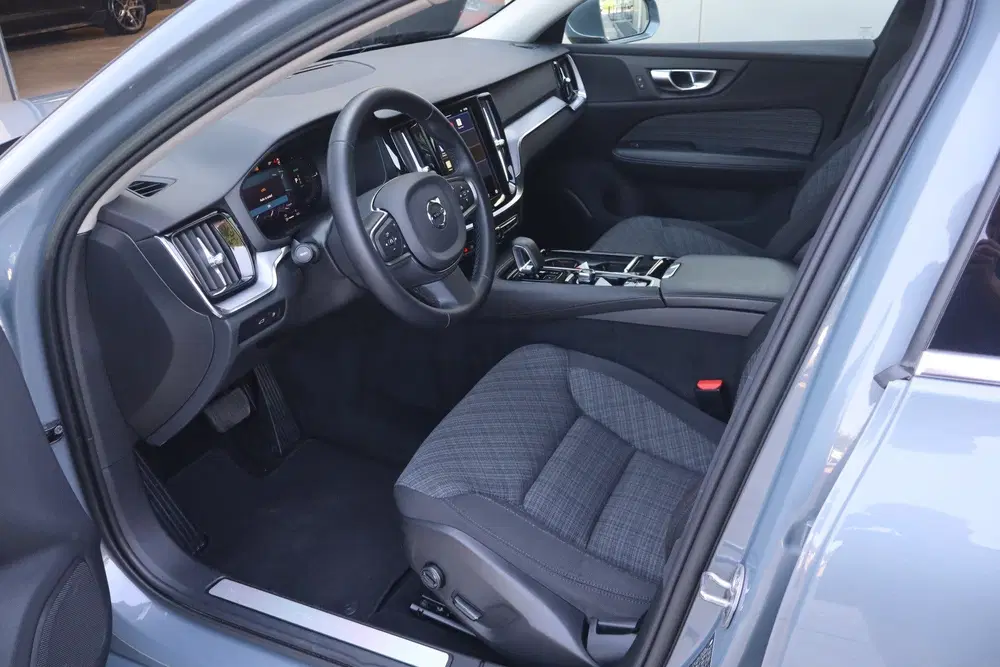 Volvo V60 2.0 T6 Plug-in hybrid AWD Core Bright uit 2023, foto 4