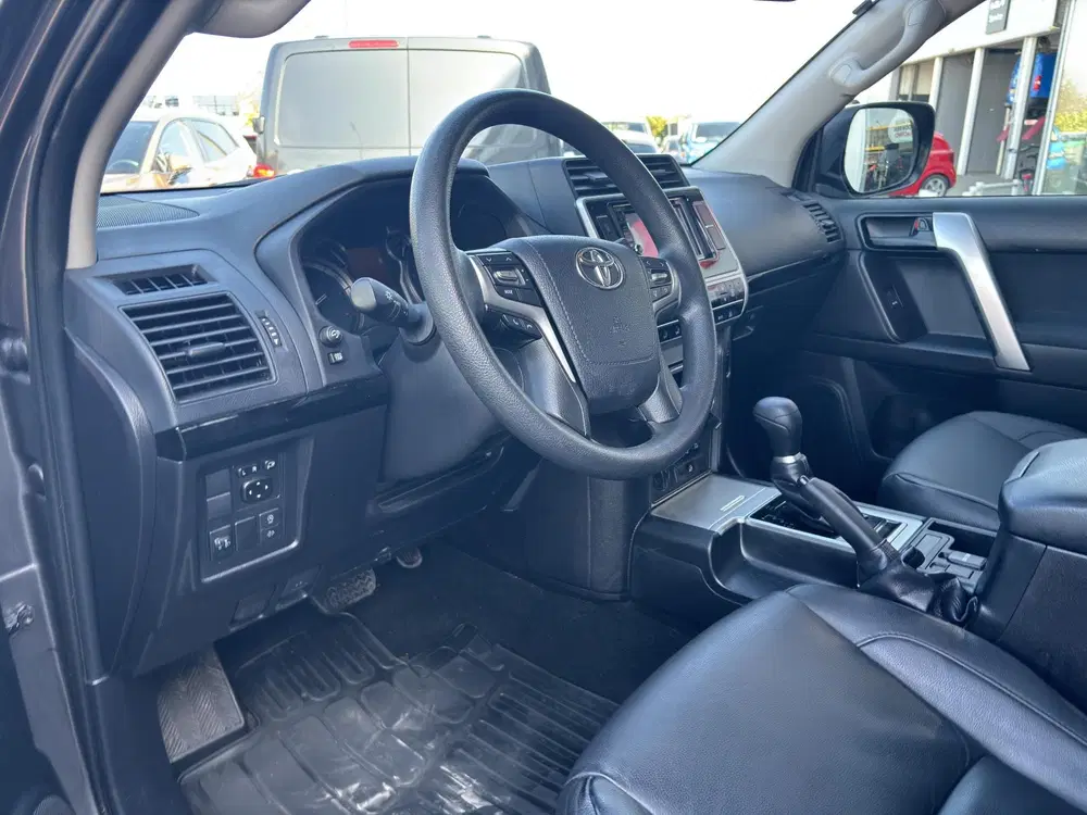 Toyota Land Cruiser 2.8 D-4D Challenger VAN Grijs kenteken 3 uit 2022, foto 2