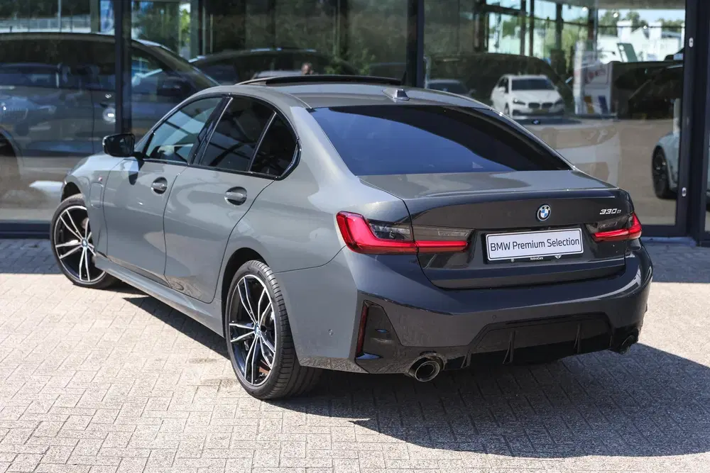 BMW 3-serie 330e M Sport Automaat uit 2024, foto 2