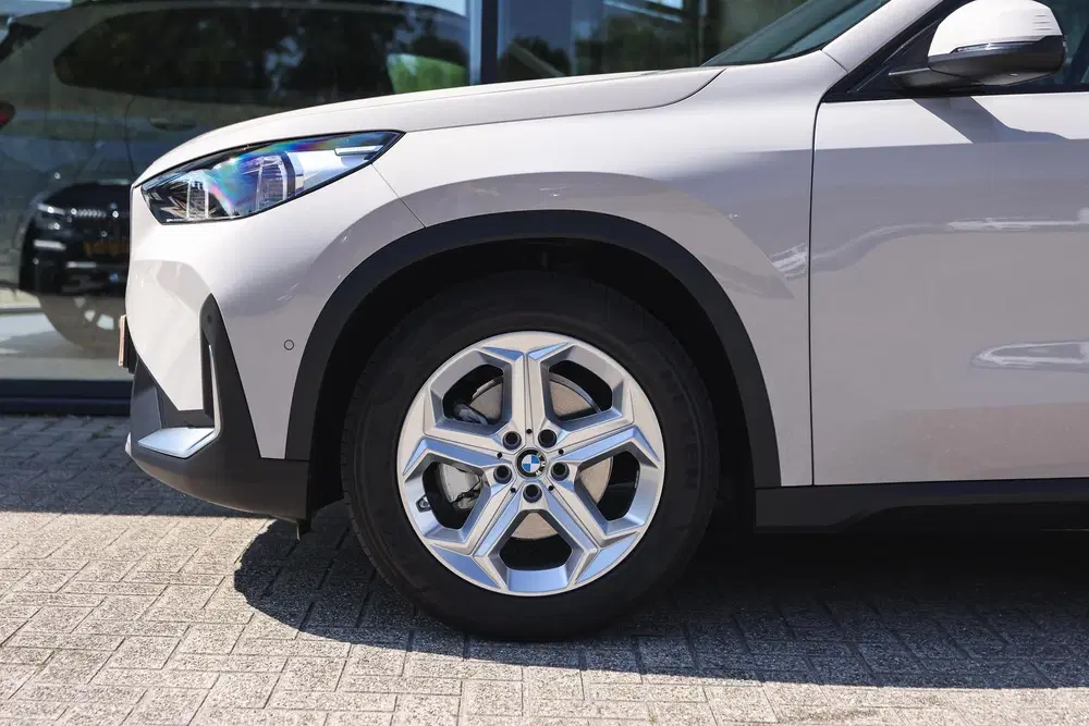 BMW iX1 eDrive20 uit 2025, foto 4