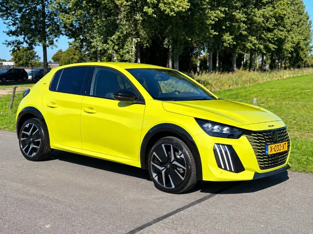 Peugeot 208 1.2 Puretech 100pk 2024 GT uit 2024, foto 2