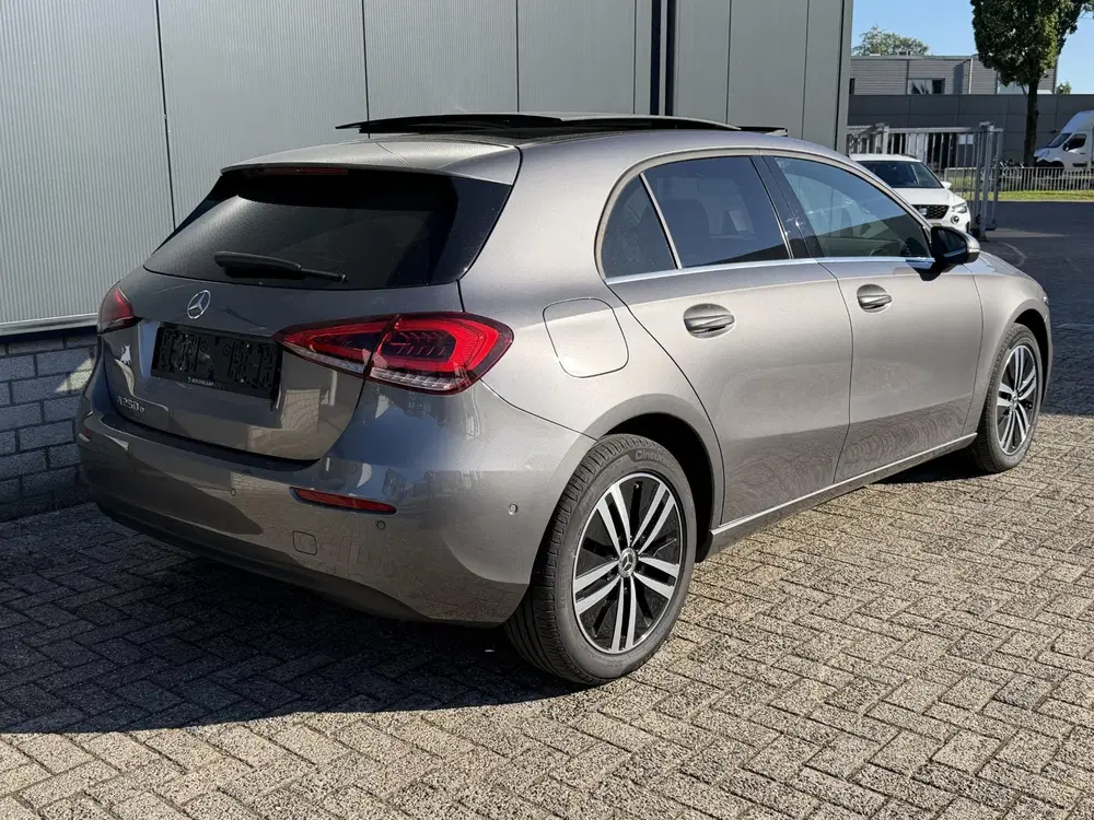 Mercedes-Benz A-Klasse 250 e Business Line 17" uit 2023, foto 2