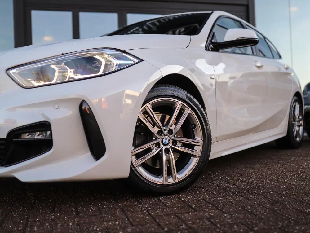 BMW 1-serie 118i High Executive uit 2019, foto 2
